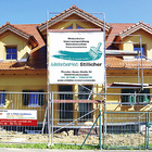 Banner auf dem Gerüst