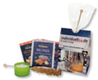 Wintertee mit Kandisstick und Kerzenlicht